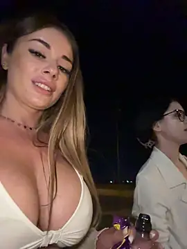 IsabellaEtthan live cam on StripChat