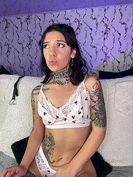 Lunai_gh live cam on StripChat