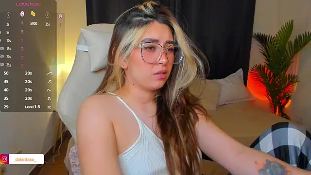 dakottaa_ live cam on StripChat