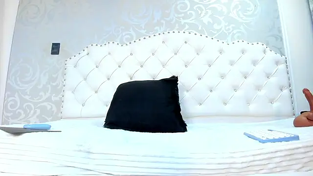 LilithBoneth live cam on StripChat