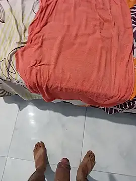 SkinnyLatinaCuckoldCouple webcam