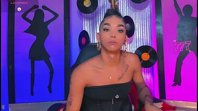 nickyminach_ webcam
