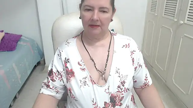 leonela_69 live cam on StripChat