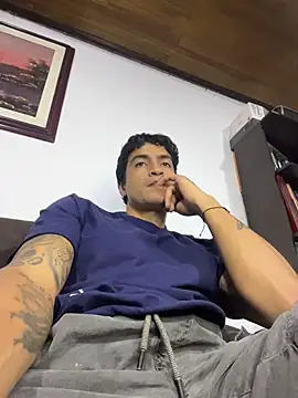 Crisloverrr live cam on StripChat