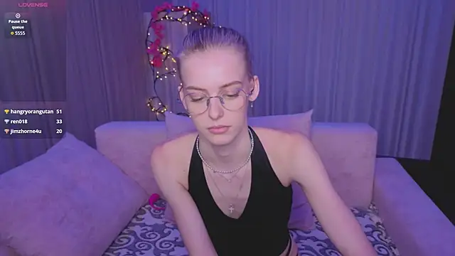 kittie_like18 live cam on StripChat