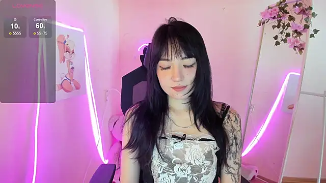 AliceeinWonderlanddd live cam on StripChat