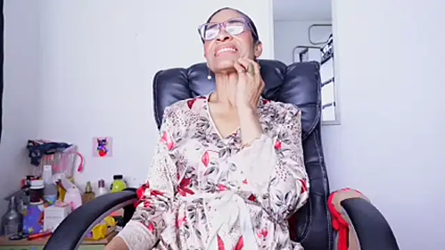 Aries_Mature webcam