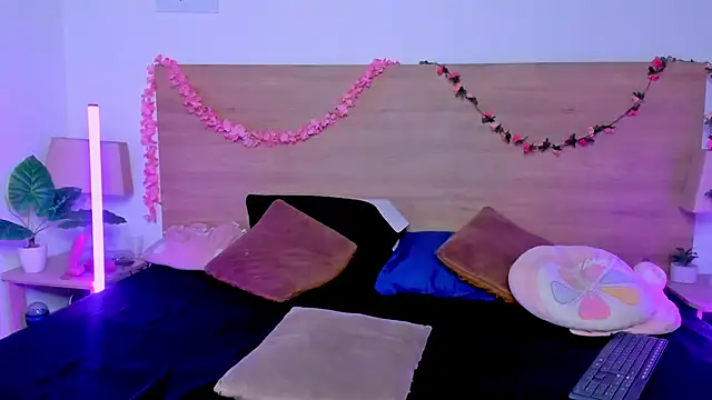 LaraRous webcam