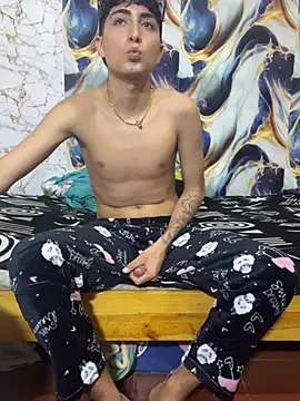 michaelmiller20261 (M twink) - show hard penis and shake 💦👅