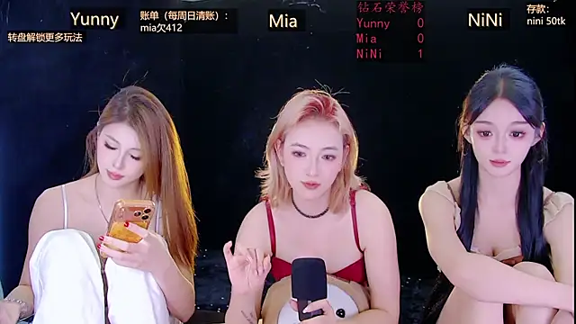 MiNi-U live cam on StripChat