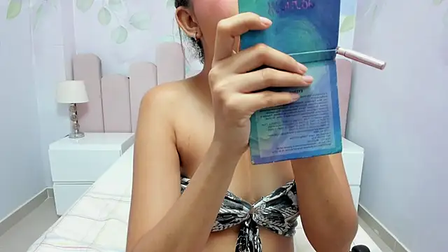 Miabloom19_ live cam on StripChat