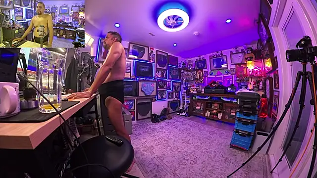 Briefs_bud webcam