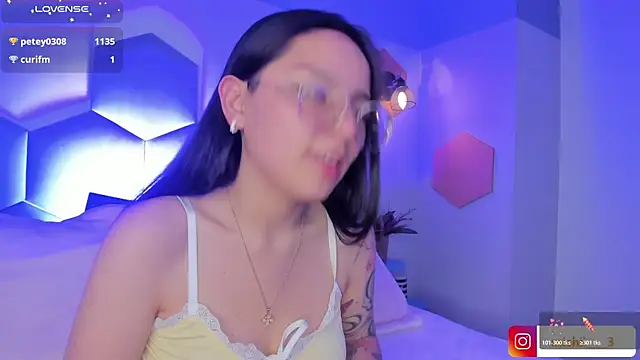 kitty_patitas_suavesss live cam on StripChat