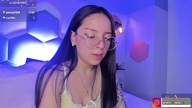 kitty_patitas_suavesss live cam on StripChat