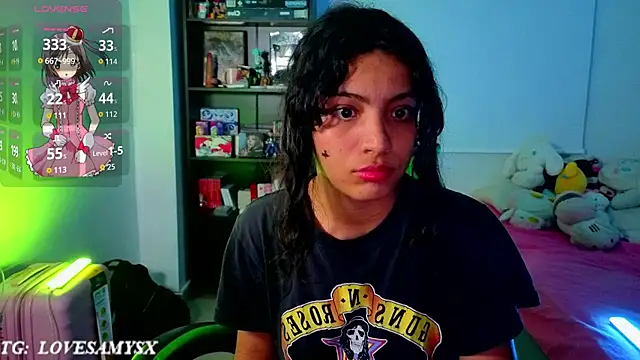 Lovelyamyy live cam on StripChat