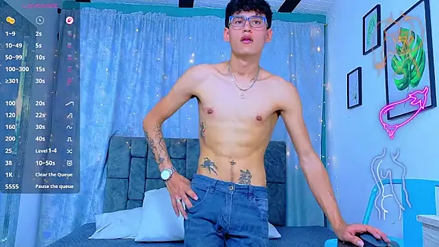 NicolasTorrez live cam on StripChat