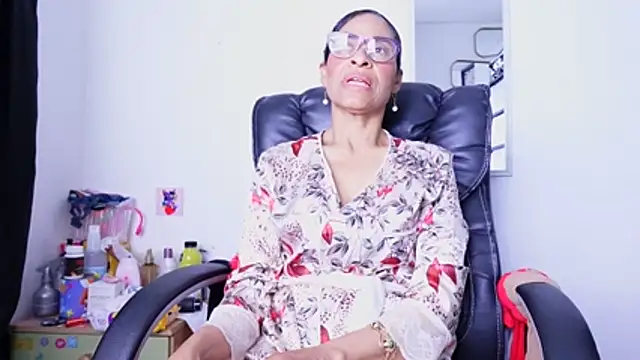 Aries_Mature webcam