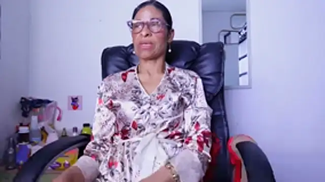 Aries_Mature webcam
