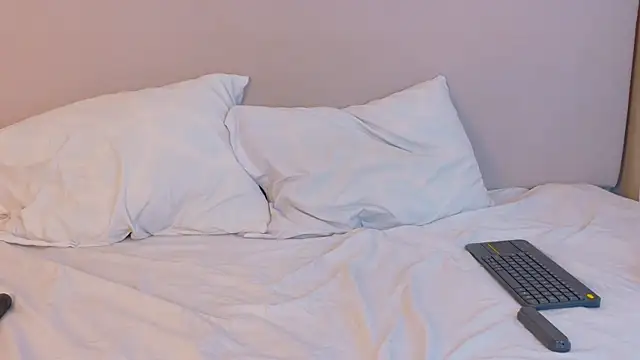 NaomiKlarc webcam