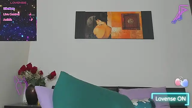 GoldenLunaa live cam on StripChat