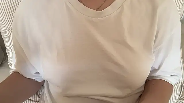 Lucyschickt Live Web Cam Show