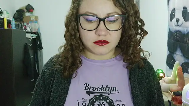 curly_greeneyed webcam