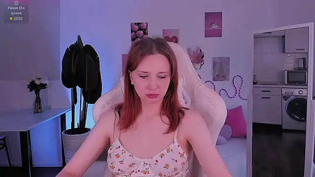 LittlePeach007 webcam