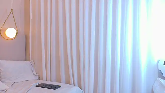 NaomiKlarc webcam