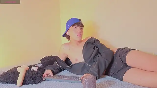 max_femboy live cam on StripChat