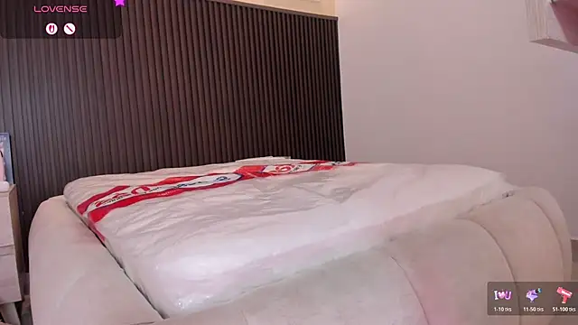 MILLYEVANS1 live cam on StripChat
