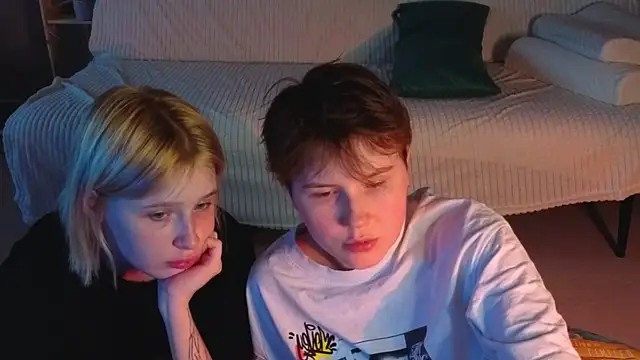 two_gerls_here webcam