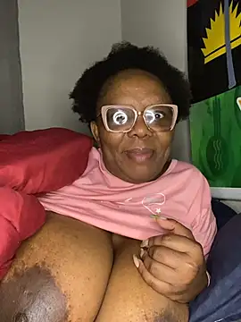 BoobsQueeen webcam