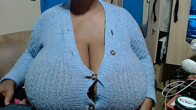 CUTEFIRMMELONSS live cam on StripChat
