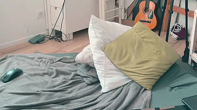CeriseLapine live cam on StripChat