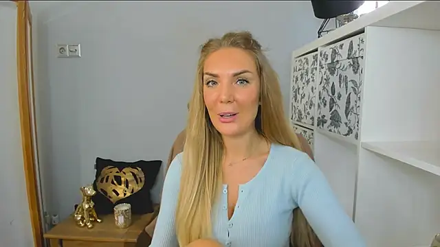 AulloraHoney webcam