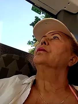 Hottie-Mom webcam