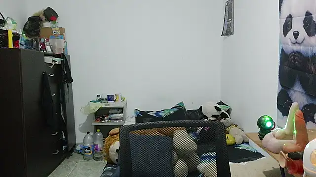 curly_greeneyed webcam