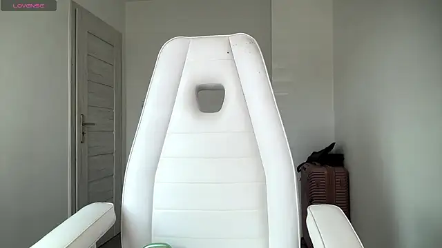 NatureWingless live cam on StripChat