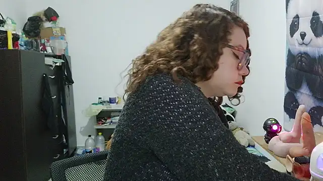 curly_greeneyed