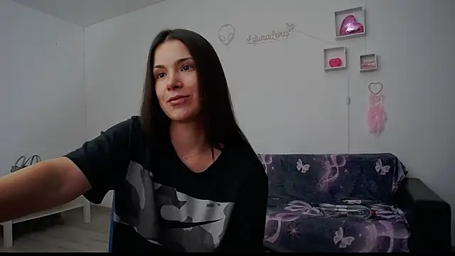 LauraLora3 live cam on StripChat