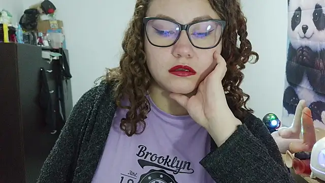 curly_greeneyed webcam