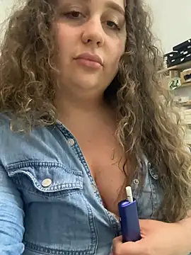 CurlyMaddie webcam