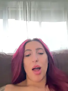 CrystalRedd live cam on StripChat