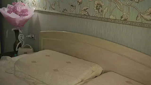 QuennaCoote live cam on StripChat