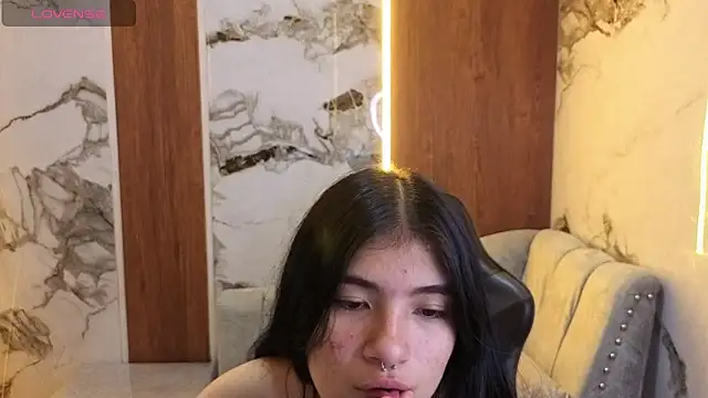 alesia_v_v live cam on StripChat