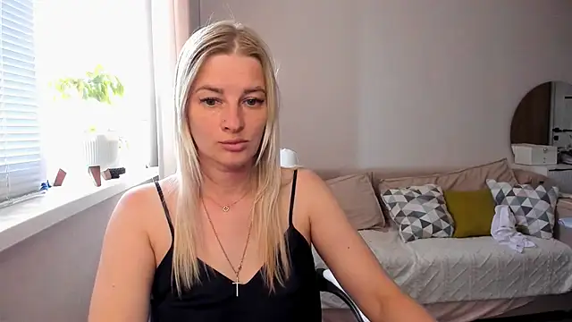 THE_GOLDEN_WOMAN webcam