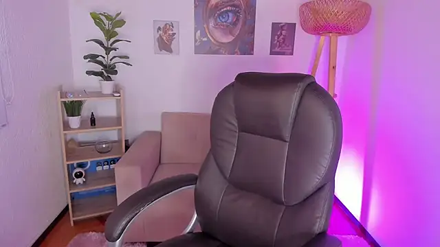 NaomiSaenz_ webcam
