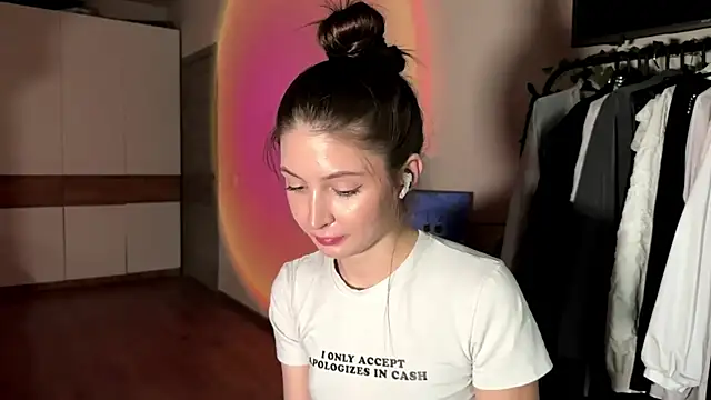 KikiBloomy live cam on StripChat