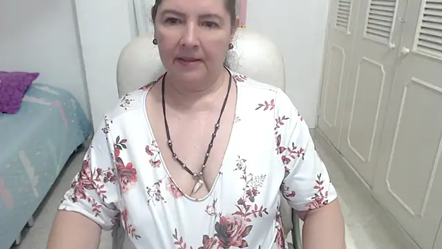 leonela_69 live cam on StripChat