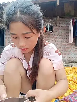HeresThuy22 live cam on StripChat